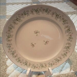 Charming Floral Dinner Plate in Cream